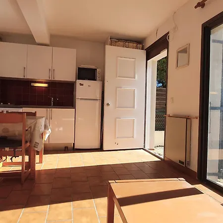 Avec Coin-nuit, Piscine, Terrasse Et Parking A Sainte-maxime, Proche Plages Et Commerces - Fr-1-780-74
