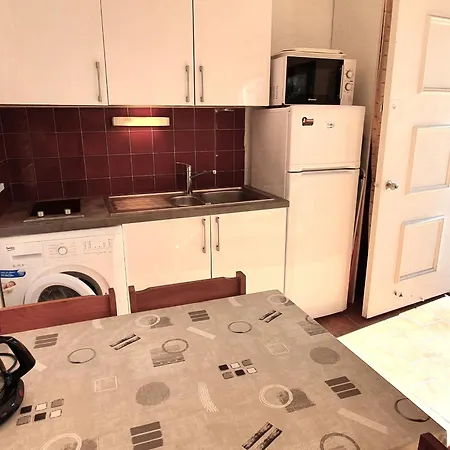 Avec Coin-nuit, Piscine, Terrasse Et Parking A Sainte-maxime, Proche Plages Et Commerces - Fr-1-780-74 *