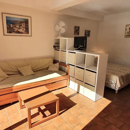 Avec Coin-nuit, Piscine, Terrasse Et Parking A Sainte-maxime, Proche Plages Et Commerces - Fr-1-780-74 * Sainte-Maxime