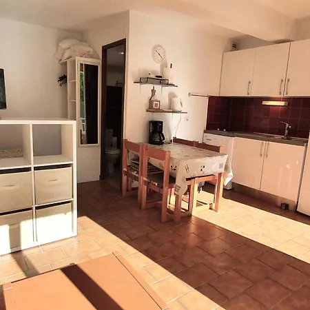 Avec Coin-nuit, Piscine, Terrasse Et Parking A Sainte-maxime, Proche Plages Et Commerces - Fr-1-780-74 圣马克西姆