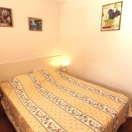 Avec Coin-nuit, Piscine, Terrasse Et Parking A Sainte-maxime, Proche Plages Et Commerces - Fr-1-780-74 圣马克西姆
